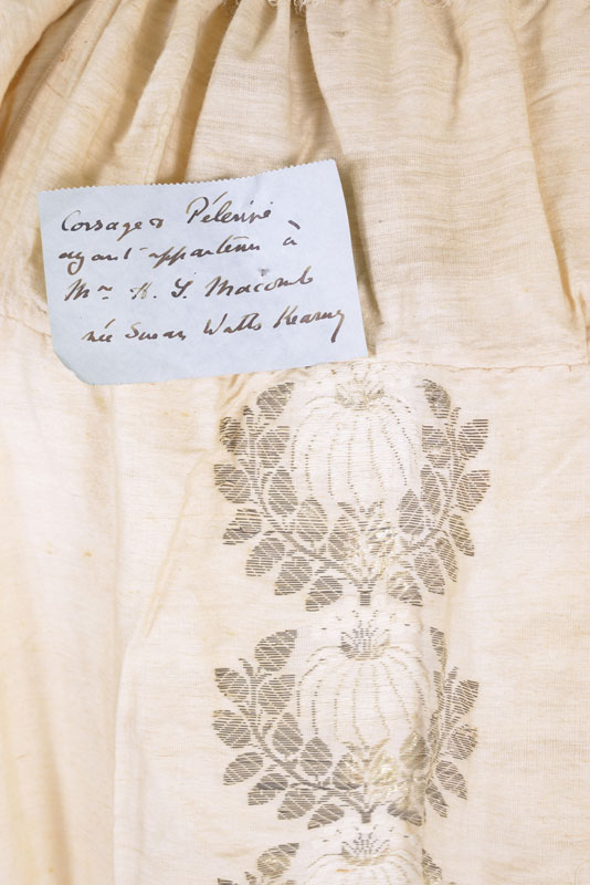 Corsage sous-vêtement en coton de soie et pèlerine années 1830 appartenant à Madame Alexander Macomb - Image 3 of 4