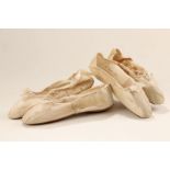 2 paires de chaussures plates pour femme en soie écrue 1820-1840 l'empeigne avec lacets et rubans