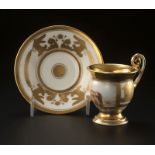 Tasse et sa sous-tasse en porcelaine de Paris début XIXe s à décor en or d'aigle corne d'abondance