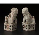 Paire de chiens de Fô en porcelaine de Dehua Chine probablement époque Kangxi (1661-1722) &nbsp