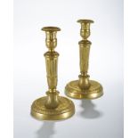 Paire de bougeoirs&nbsp en bronze&nbsp d'époque Louis XVI fût en colonne cannelée à décor de