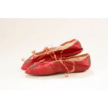 Paire de chaussures pour femme en satin rose vif circa 1800 &nbsp bout pointu légèrement arrondi