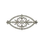 Broche Belle Epoque en platine à décor végétal sertie de diamants taille ancienne long. 5 cm 8gAux