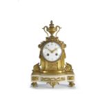 Pendule borne de style Louis XVI fin XIXe s. en bronze doré et socle en marbre blanc à décor de