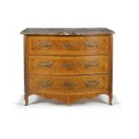 Commode d'époque Régence &nbsp en noyer et placage de noyer&nbsp à façade galbée ouvrant par trois