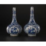 Paire de vases bouteille en porcelaine peints en bleu sous couverte Chine dynastie Qing fin XIXe-