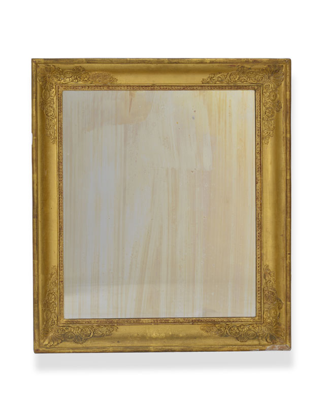 ?Miroir d'époque Restauration. à cadre en bois doré et sculpté palmettes et frise de feuilles d'