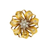 Vacheron Constantin broche fleur 2 ors 750 sertie au centre de diamants taille brillant et 8/8