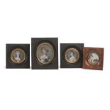 Collection de 3 miniatures sur ivoire XIXe s représentant des portraits en buste de jeune femme en