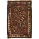 ?Tapis Kazakh Caucase XIXe s. à 2 rangées du güls Memling polychromes sur fond brique bordure ivoire