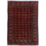 Tapis Boukhara Turkménistan 2ème moitié du XXe s. à cinq rangées de güls sur fond rouge 235x340 cm