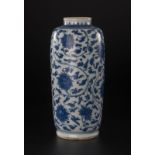 Vase lanterne en porcelaine à décor de rinceaux de lotus peint en bleu sous couverte Chine