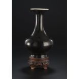 ?Vase yuhuchunping en porcelaine monochrome à glaçure ""noir miroir""" Chine dynastie Qing beau