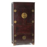 Cabinet en bois exotique teinté brun-rouge Chine XXe s. ouvrant par quatre portes garniture en