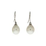 Paire de boucles d'oreilles en argent sertie de perles de culture blanches de forme goutte