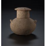 Petit vase antique avec couvercle terre cuite monochrome deux petites anses percées quatres trous