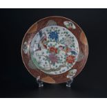 ?Plat en porcelaine Zoshuntei Sampo Japon époque Edo millieu du XIXe s. décor émaillé d'un couple