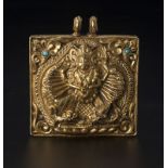 Amulette de Shiva nataraja en bronze doré Népal XVIIIe s quadrangulaire relief ciselé et repoussé de