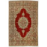 ?Tapis Tebriz Iran milieu du XXe s. à médaillon central beige sur fond uni rouge bordure grise à