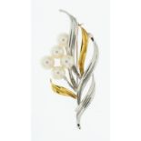 Broche feuille en or 750 et argent sertie de perles de culture blanches de forme ronde