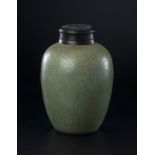 &nbsp Vase céladon à couvercle en bois Chine ca. 1900 décor incisé de dragon et frise de ruyi h.