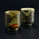 Paire de gobelets en jade épinard à inclusions brunes Chine h. 6 cm