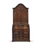 ?Bureau de pente en armoire Italie XVIIIe s. en noyer et placage de noyer ouvrant en partie basse