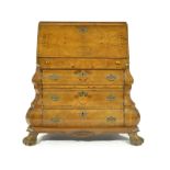 Commode scriban Angleterre XIXe s. en placage de loupe de noyer ouvrant par trois tiroirs en