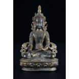 ?Akshobhya assis en bronze Tibet XIXe s. paré de nombreux bijoux et d'une coiffe élaborée reposant