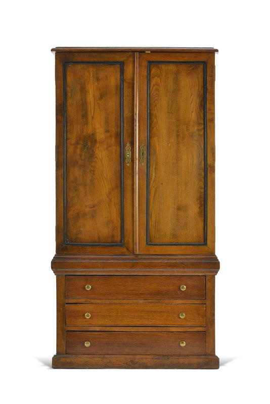 Cabinet XIXe s. en chêne&nbsp et filets de bois noirci ouvrant par trois tiroirs et deux vantaux