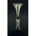 Vase gu en bronze à patine vert-de-gris Chine probablement époque Shang surface unie à noeud
