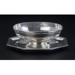 Saucière ovale Art Déco sur son présentoir polygonal en argent 800 larg. 17 5 cm 530g