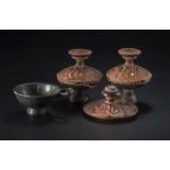 ?Lot de 4 vases apuliens en terre cuite Ive s. av. J.-C. comprenant 2 petits lécythes à couvercles