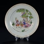 Assiette famille rose au décor de cueillette d'après une gravure européenne Chine époque Qianlong (