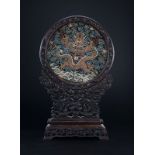&nbsp Ecran de table en bois sculpté et ajouré au médaillon en soie kesi Chine dynastie Qing bois