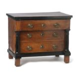 Commode miniature début XIXe en placage de noyer ouvrant par trois tiroirs en façade encadrée par