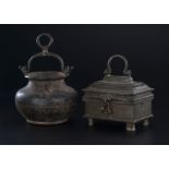 1 lota et 1 coffret en bronze Inde méridionale XVIII - XIXe s. 14 cm