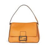 ?Fendi sac Forever Radica Mama en cuir orange rabat avec fermoir doré et émaillé noir housse 24x35