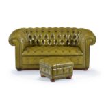 Canapé Chesterfield XXe s. en cuir vert capitonné reposant sur des pieds boule en bois naturel long.