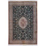 ?Tapis Ghom en soie Iran 2ème moitié du XXe s. à médaillon central rose de forme mandorle sur fond