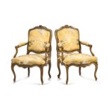 Paire de fauteuils à la reine d'époque Louis XV&nbsp en bois naturel mouluré et sculpté de