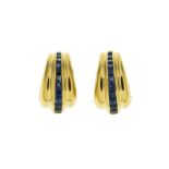 Paire de clips d'oreilles en or 750 godronné sertie d'une ligne de saphirs taille carré 10g