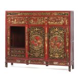 Cabinet chinois XIXe s. en bois laqué rouge et or à décor en bas relief de scènes animées façade