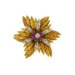 Broche années 1940-50 2 ors 750 texturés à décor d'une fleur sertie de rubis taille rond et diamants