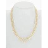 Lot composé de 2 colliers 1 rang de perles de culture blanches fermoirs en or gris 750 long. 47 cm
