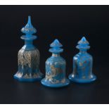 Suite de 3 flacons couverts balustre en opaline bleu XIXe s le corps à pans coupés orné de volutes