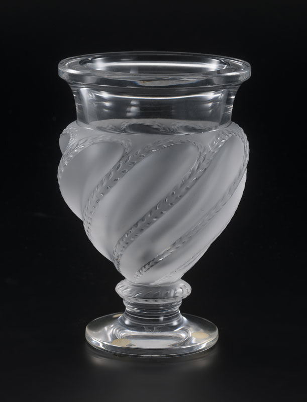 Vase "Ermenonville" en verre pressé moulé partiellement dépoli signé Lalique France&nbsp à décor