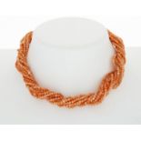 Collier multi-rangs de billes de corail torsadées fermoir en or 750 texturé long. 39 cm