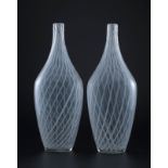 Paire de vases ovoïdes à long col en verre XXe s à décor en intercalaire de croisillons blancs h. 47