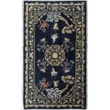 Tapis chinois à médaillon central ceint de fleurs et d'échassiers sur fond bleu nuit ancien